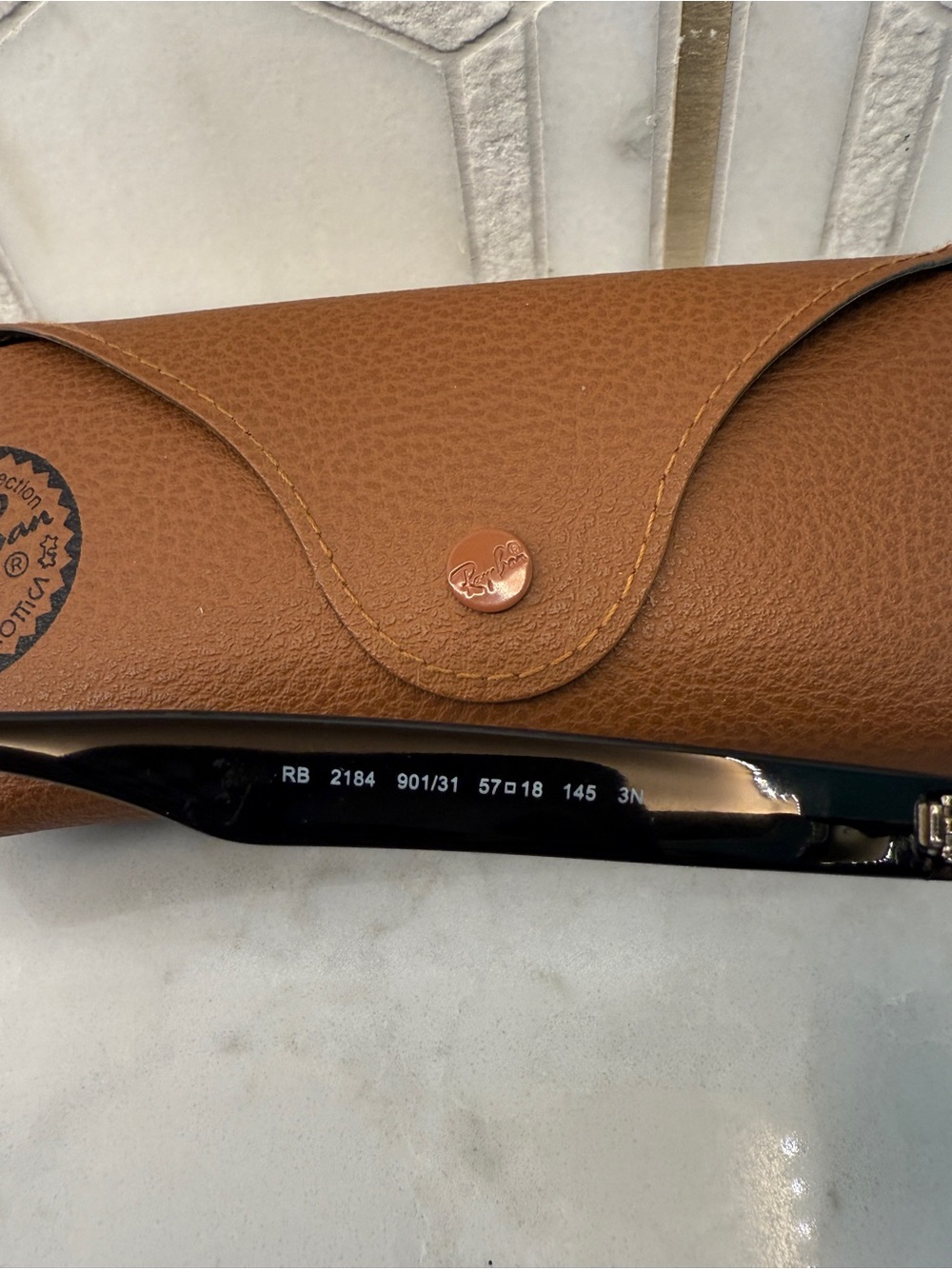 RAY-BAN 2184 WAYFARER BLACK UNISEX SUNGLASSES WITH CASE - Picture 4 of 5